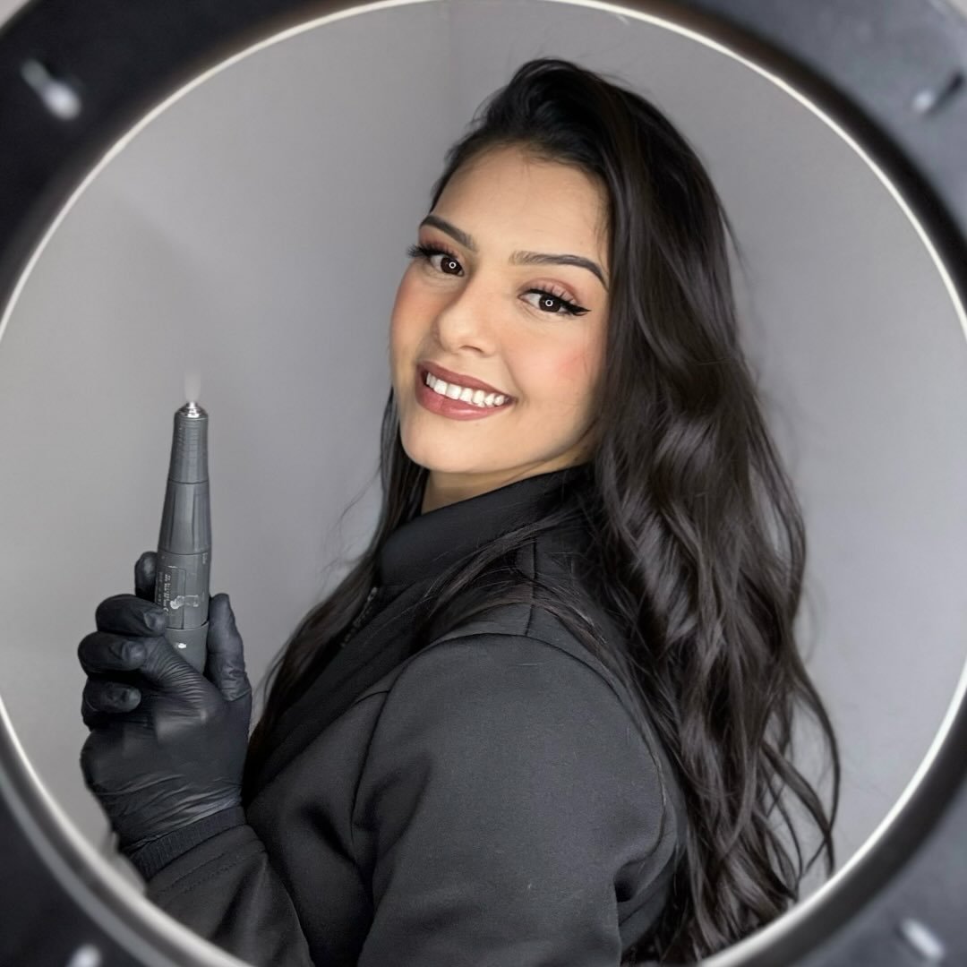 Beatriz Lima, Brazilian nail technician at STTUDIO BL, wearing black gloves and holding a professional e-file drill
